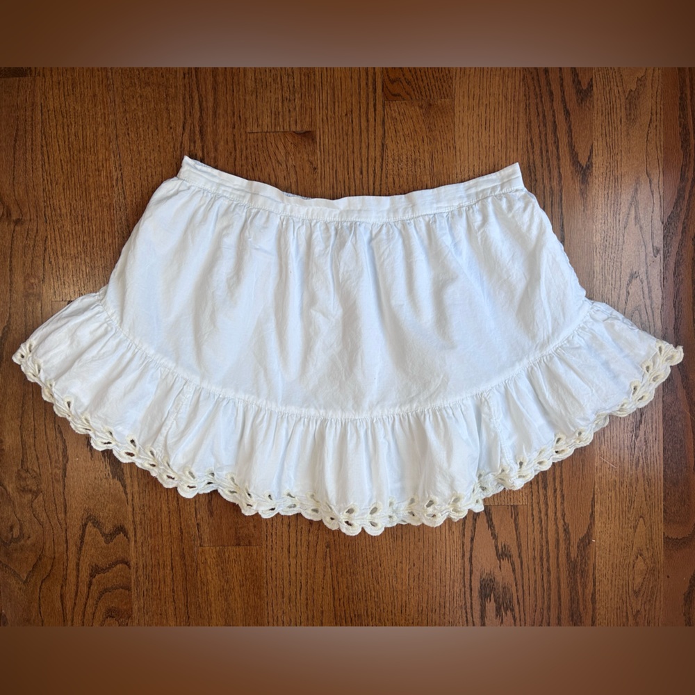 American Eagle High-Waisted Embroidered Eyelet Mini Skirt. Large - Picture 3 of 9